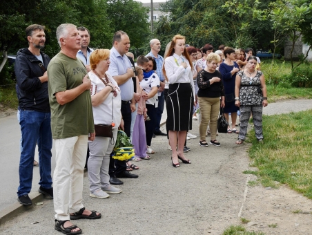 Відкрили та освятили памʼятну дошку Андрію Яцелю.